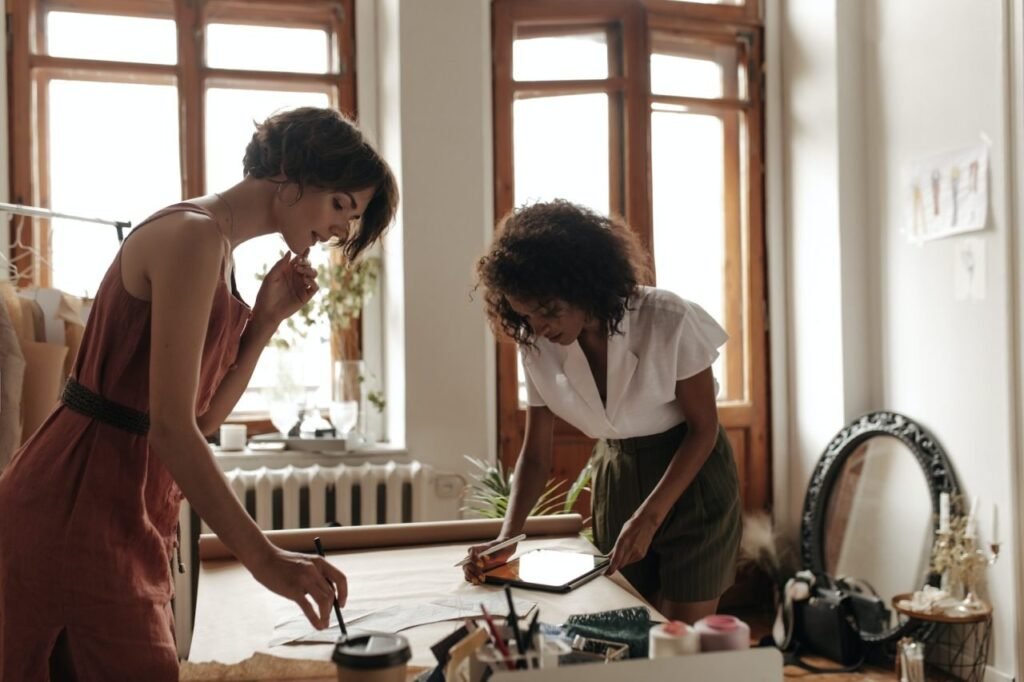 Chicas estilistas tomando notas de medidas