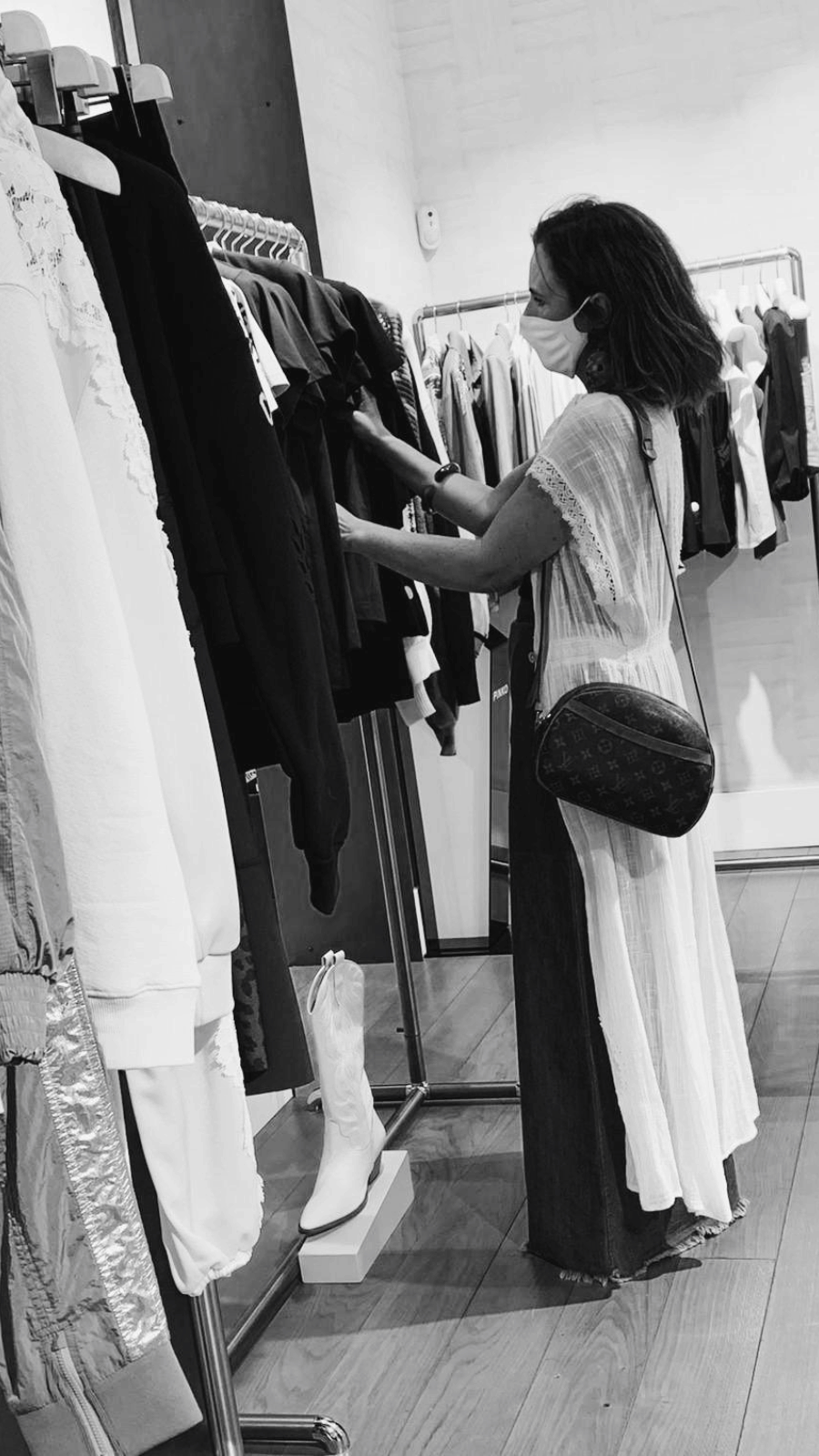 Revisión de prendas de ropa en perchas